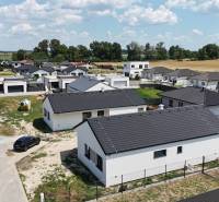 Krásny priestranný 4 izb. RD bungalov 114,25 m2 pozemok 536 m2, Senec - Rodinné domy na ulici Karasova v Senci obklopené zeleňou a poľami.