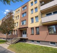 NA PREDAJ 1-IZB. BYT (28m2), BRATISLAVSKÁ UL., HOLÍČ - Obytný blok s farebnou fasádou na Bratislavskej ulici v Holíči, ponúkajúci 1-izbový byt.