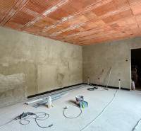 Rodinný dom v Bratislave – Podunajské Biskupice - Nedokončená miestnosť v rodinnom dome s náradím a betónovým stropom.