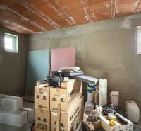 Rodinný dom v Bratislave – Podunajské Biskupice - Stavba so stavebným materiálom a krabicami v interiéri rodinného domu.