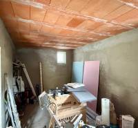 Rodinný dom v Bratislave – Podunajské Biskupice - Stavebná miestnosť s materiálom v rodinnom dome, pripravená na dokončovacie práce.