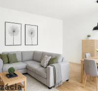 Rodinný dom v Bratislave – Podunajské Biskupice - Obývačka v rodinnom dome s rohovou sedačkou, jedálenským stolom a podlahou s dreveným dekorom.