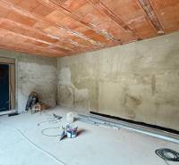 Rodinný dom v Bratislave – Podunajské Biskupice - Prerábka interiéru v rodinnom dome. Neopracované steny a rozmiestnené stavebné nástroje.