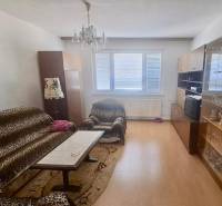 PREDAJ 2 IZBOVÝ BYT HANDLOVÁ  - Obývačka v 2-izbovom byte so sedačkou, konferenčným stolíkom a skriňou.