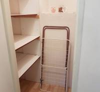 PREDAJ 2 IZBOVÝ BYT HANDLOVÁ  - Malá úložná miestnosť s policami, 2-izbový byt obsahuje praktický priestor na uskladnenie.