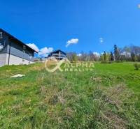 Stavebný pozemok lokalita Slnečná úboč, Levočská Dolina, okres Levoča - Rodinný dom na svahu s rozsiahlymi zelenými pozemkami v Levoči.