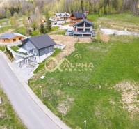 Stavebný pozemok lokalita Slnečná úboč, Levočská Dolina, okres Levoča - Vidiecke domy a pozemky na bývanie v Levoči, obklopené zeleňou a lesmi.