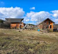 Rodinný dom, obec Spišský Hrhov, okres Levoča - Rodinné domy na Grófskej ulici v Spišskom Hrhove obklopené prírodnou scenériou a modrou oblohou.