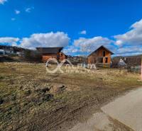 Rodinný dom, obec Spišský Hrhov, okres Levoča - Rodinný dom na Grófskej ulici v Spišskom Hrhove obklopený trávnatým pozemkom a modrou oblohou.