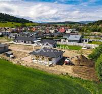 EXKLUZÍVNE: Novostavba 4i bungalov, obec Harichovce, okres Sp. Nová Ve - Stavebné práce pri rodinnom dome v Harichovciach, obklopenom zelenou prírodou a susednými domami.