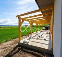 EXKLUZÍVNE: Novostavba 4i bungalov, obec Harichovce, okres Sp. Nová Ve - Rodinný dom v Harichovciach s drevenou pergolou a výhľadom na okolitú krajinu.