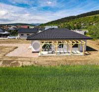 EXKLUZÍVNE: Novostavba 4i bungalov, obec Harichovce, okres Sp. Nová Ve - Rodinný dom v Harichovciach s veľkou záhradou a pergolou, obklopený prírodou.