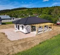 EXKLUZÍVNE: Novostavba 4i bungalov, obec Harichovce, okres Sp. Nová Ve - Rodinný dom v Harichovciach s terasou a verandou, zasadený do prírody.