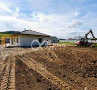 EXKLUZÍVNE: Novostavba 4i bungalov, obec Harichovce, okres Sp. Nová Ve - Stavenisko pri rodinnom dome v Harichovciach s bagrom na pozemku.