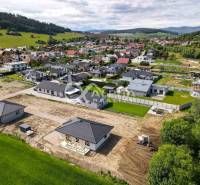 EXKLUZÍVNE: Novostavba 4i bungalov, obec Harichovce, okres Sp. Nová Ve - Pohľad na rozostavané rodinné domy v Harichovciach s okolitou krajinou.
