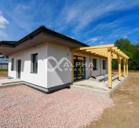EXKLUZÍVNE: Novostavba 4i bungalov, obec Harichovce, okres Sp. Nová Ve - Rodinný dom v Harichovciach s terasou a pergolou na upravenom pozemku.
