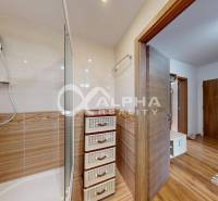 EXKLUZÍVNE 3i byt s loggiou, Spišské Podhradie - Kúpeľňa s podlahou s dreveným dekorom v 3-izbovom byte. Sprchový kút a zásuvková komoda.