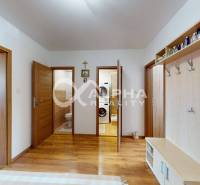 EXKLUZÍVNE 3i byt s loggiou, Spišské Podhradie - Priestranná chodba v 3-izbovom byte so vstavanými skrinkami a podlahou s dreveným dekorom.