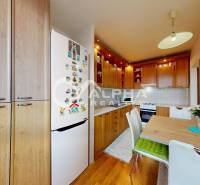 EXKLUZÍVNE 3i byt s loggiou, Spišské Podhradie - Kuchyňa s drevenými skrinkami a podlahou s dreveným dekorom v 3-izbovom byte.