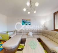 EXKLUZÍVNE 3i byt s loggiou, Spišské Podhradie - Obývacia izba v 3-izbovom byte s veľkou sedačkou a detským kútikom.