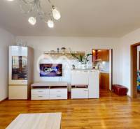 EXKLUZÍVNE 3i byt s loggiou, Spišské Podhradie - Obývacia izba v 3-izbovom byte s podlahou s dreveným dekorom, svetlý interiér a nábytkom.