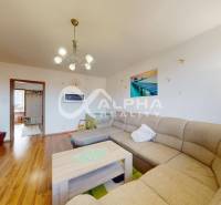 EXKLUZÍVNE 3i byt s loggiou, Spišské Podhradie - Svetlý obývací priestor v 3-izbovom byte s veľkou pohovkou a podlahou s dreveným dekorom.