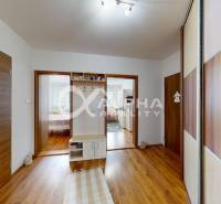 EXKLUZÍVNE 3i byt s loggiou, Spišské Podhradie - Chodba 3-izbového bytu s podlahou s dreveným dekorom a praktickými úložnými priestormi.