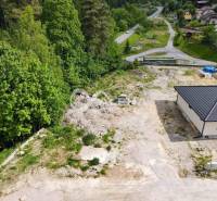 EXKLUZÍVNE Stavebný pozemok, 916m2, Novoveská Huta - Pozemok na bývanie v Spišskej Novej Vsi obklopený zeleňou a domom so šikmou strechou.