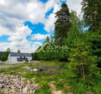 EXKLUZÍVNE Stavebný pozemok, 916m2, Novoveská Huta - Pozemok na bývanie v Spišskej Novej Vsi, obklopený zeleňou a neďalekými domami.