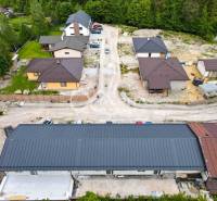 EXKLUZÍVNE Stavebný pozemok, 916m2, Novoveská Huta - Pozemky - bývanie v Spišskej Novej Vsi s okolitými domami a príjazdovými cestami.