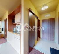 EXKLUZÍVNE 2i apartmán s terasou, garážovým státím, Veľká Lomnica - Kompaktný kuchynský kút v 2-izbovom byte s kobercovou podlahou a televíziou.