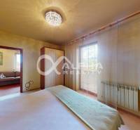 EXKLUZÍVNE 2i apartmán s terasou, garážovým státím, Veľká Lomnica - Spálňa v 2-izbovom byte s posteľou, šatníkovou skriňou a lustrom.