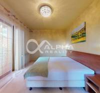 EXKLUZÍVNE 2i apartmán s terasou, garážovým státím, Veľká Lomnica - Spálňa v 2-izbovom byte s veľkou posteľou a umeleckým obrazom na stene.