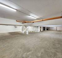 EXKLUZÍVNE 2i apartmán s terasou, garážovým státím, Veľká Lomnica - Parkovacia garáž v budove 2-izbového bytu vo Veľkej Lomnici.