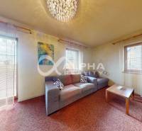 EXKLUZÍVNE 2i apartmán s terasou, garážovým státím, Veľká Lomnica - Obývacia izba v 2-izbovom byte s pohodlnou sedačkou, kobercom a dekoračným lusterom.