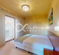 EXKLUZÍVNE 2i apartmán s terasou, garážovým státím, Veľká Lomnica - Spálňa v 2-izbovom byte s posteľou, závesmi a lustrom.