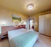 EXKLUZÍVNE 2i apartmán s terasou, garážovým státím, Veľká Lomnica - Svetlá spálňa v 2-izbovom byte so šatníkovou skriňou a nástenným obrazom.