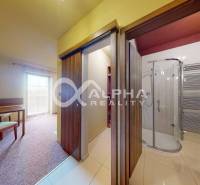 EXKLUZÍVNE 2i apartmán s terasou, garážovým státím, Veľká Lomnica - Chodba v 2-izbovom byte s dverami do kúpeľne a výhľadom na terasu.