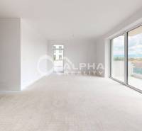 3i byty s balkónom, terasou, garážovým státím, Zelené údolie, Sp. Nová - Priestranný interiér 3-izbového bytu s veľkými sklenenými dverami na balkón.