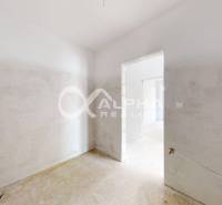 3i byty s balkónom, terasou, garážovým státím, Zelené údolie, Sp. Nová - Nezariadená miestnosť v 3-izbovom byte s bielymi stenami a podlahou.