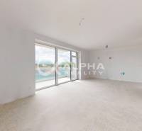 3i byty s balkónom, terasou, garážovým státím, Zelené údolie, Sp. Nová - Priestranná obývacia izba v 3-izbovom byte s veľkými oknami a výhľadom.