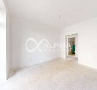 3i byty s balkónom, terasou, garážovým státím, Zelené údolie, Sp. Nová - Prázdna izba s bielymi stenami a balkónovými dverami v 3-izbovom byte.