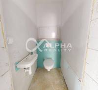 3i byty s balkónom, terasou, garážovým státím, Zelené údolie, Sp. Nová - Toaleta v 3-izbovom byte s umývadlom a bielymi stenami v rekonštrukcii.