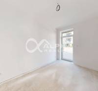 3i byty s balkónom, terasou, garážovým státím, Zelené údolie, Sp. Nová - Prázdna miestnosť v 3-izbovom byte s bielymi stenami a oknom na terasu.