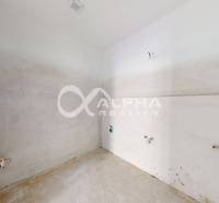 3i byty s balkónom, terasou, garážovým státím, Zelené údolie, Sp. Nová - Nezariadená izba s betónovými stenami a podlahou v 3-izbovom byte.