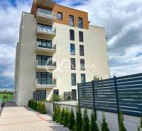 3i byty s balkónom, terasou, garážovým státím, Zelené údolie, Sp. Nová - Exteriér moderného bytového domu s balkónmi v Spišskej Novej Vsi.