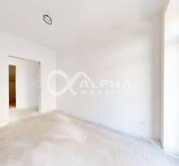 3i byty s balkónom, terasou, garážovým státím, Zelené údolie, Sp. Nová - Svetlá izba v 3-izbovom byte s bielymi stenami a veľkým oknom.