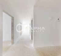 3i byty s balkónom, terasou, garážovým státím, Zelené údolie, Sp. Nová - Chodba v 3-izbovom byte, s bielymi stenami a kontrolným panelom.