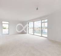 3i byty s balkónom, terasou, garážovým státím, Zelené údolie, Sp. Nová - Svetlý priestranný obývací priestor s veľkými oknami v 3-izbovom byte.