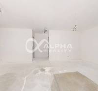 EXKLUZÍVNE 3i byt 113,09m2 s terasou, parkovaním, Nov. Huta - Prázdny interiér 3-izbového bytu s bielymi stenami a podlahou bez povrchovej úpravy.